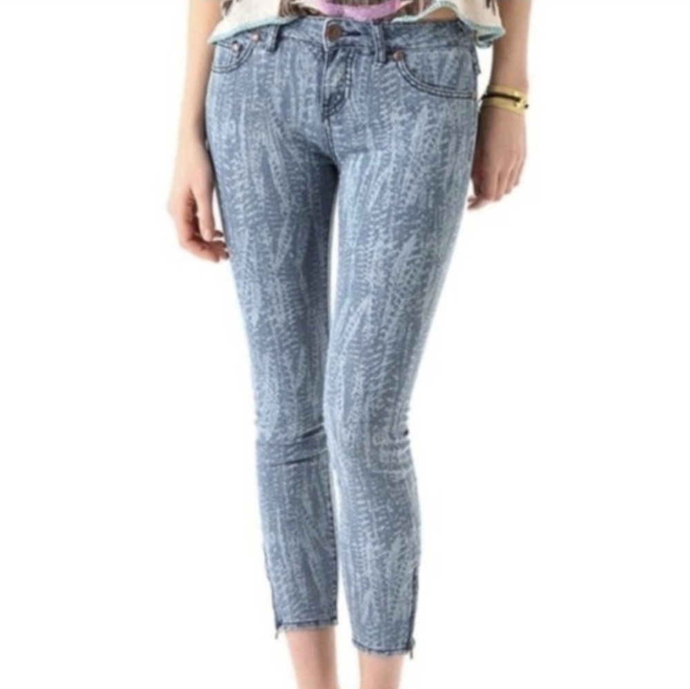 Free People Cropped Skinny Jeans Ankle Zip Feather Print Light Wash Boho Size 27